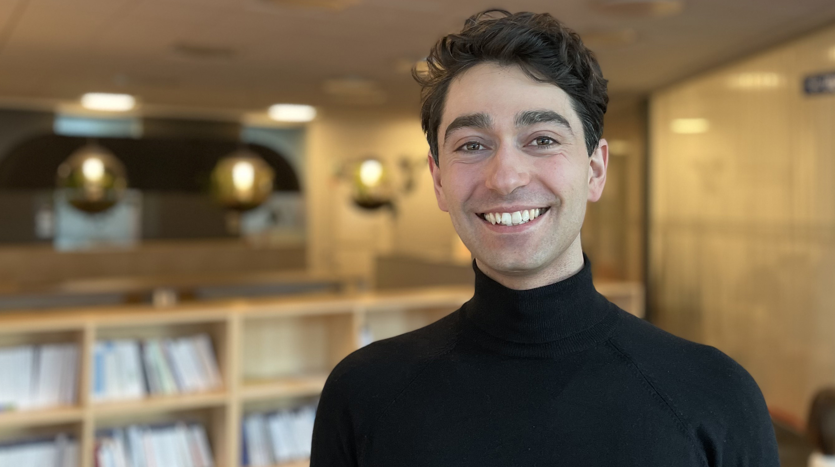 Porträttbild på Thomas Vakili som har disputerat på DSV vid Stockholms universitet.