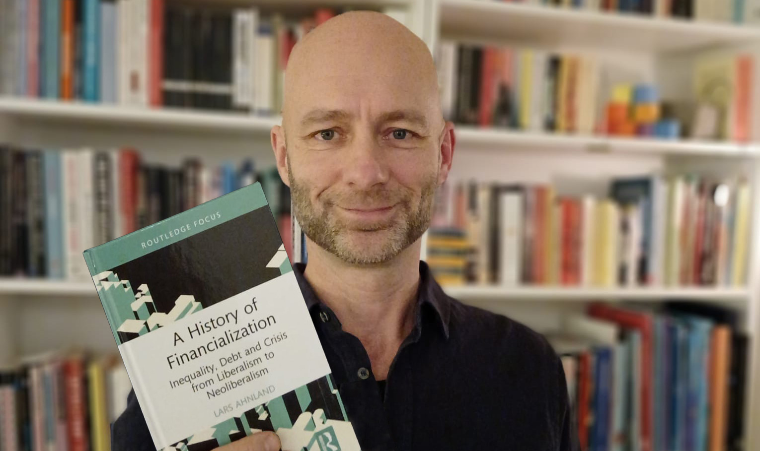 Lars Ahnland med sin nya bok