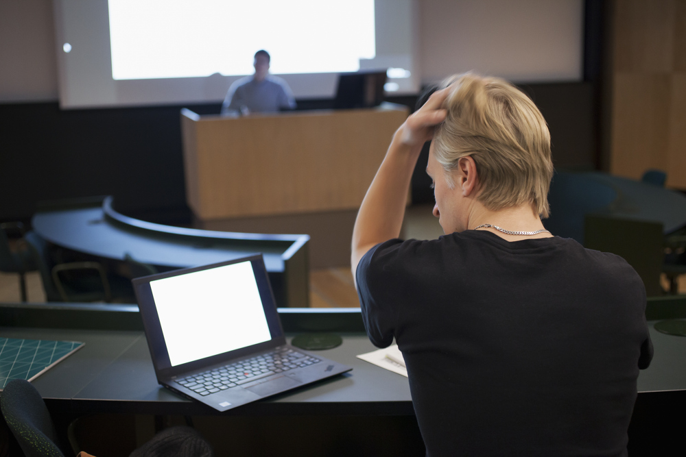 Student och lärare i lärosal i Albano.
