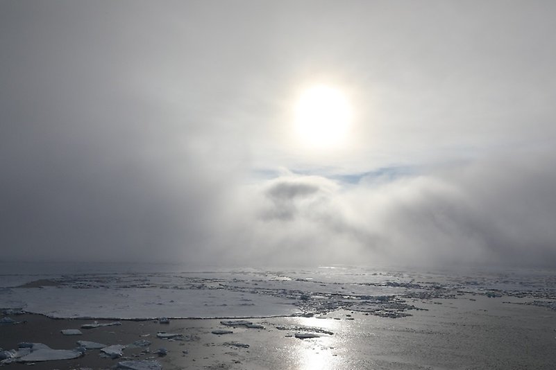 Bildtext: Solen skymtar fram bakom tjocka moln.