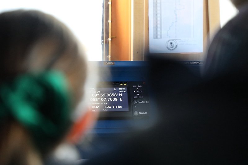 Bildtext: Alla följer instrumenten på bryggan med spänning när vi närmar oss polen.