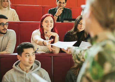 Lärare och unga studenter hörsal. Foto: Niklas Björling