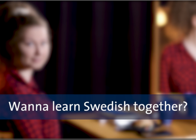 Engelsk text Wanna learn Swedish together? Suddig bild av tjej som tittar i kameran och samtidig syns i en spegel