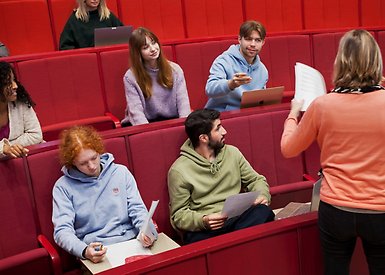 Två kvinnliga studenter samtalar. Den ena bär hijab, den andra inte. Foto: Niklas Björling