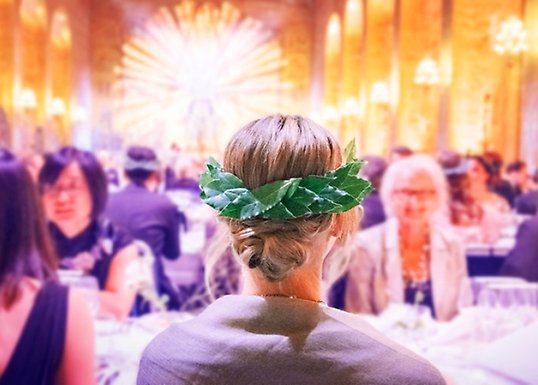 Nybliven doktor i med lagerkrans i håret, sedd bakifrån. Foto: Ingmarie Andersson