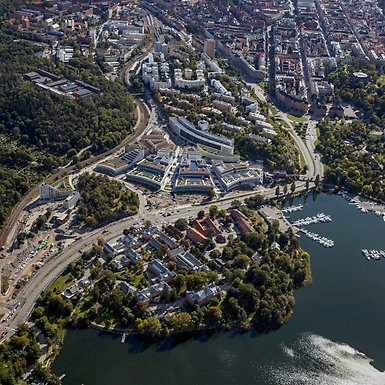 Foto taget ovanifrån på Campus Albano med omnejd.