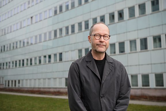 Magnus Bygren står framför campushuset i Frescati.