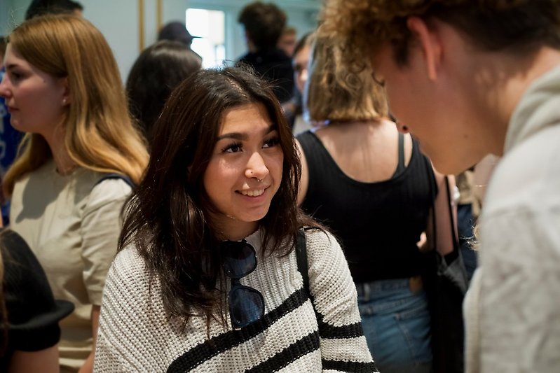 Studenter som pratar med varandra.