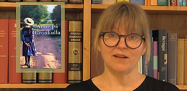 Anna Vogel framför en bokhylla. Inklippt bild på bokomslag Anne på Grönkulla.