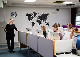Lärare och studenter i en av Språkstudions datorsalar.