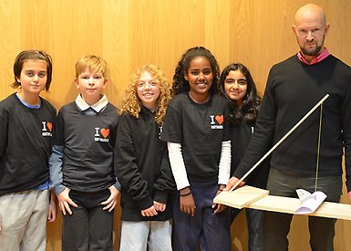 Första pris i Fysiktävlingen 2024 gick till Fysikforskarna från Visättraskolan med ”Bernoullis teori