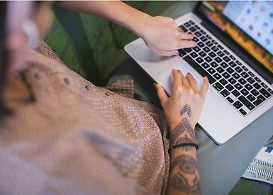 Student som skriver på laptop.