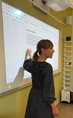 Anna strå framme vid tavlan