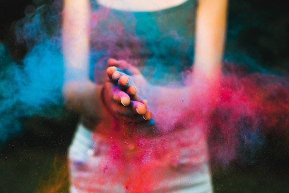 Händer med mycket färg under högtiden Holi