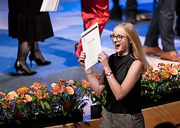 Glad student med diplom