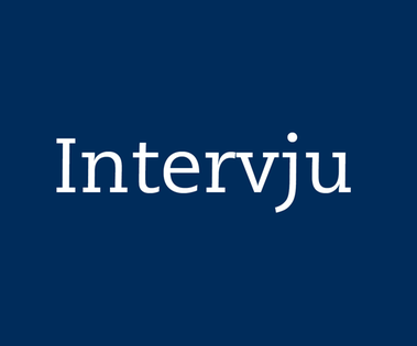 vit text intervju på blå bakgrund