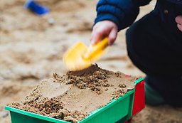 Barn leker i sandlåda