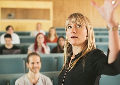 Lärare föreläser för en grupp studenter.