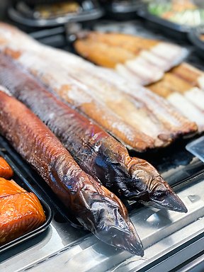 Rökt ål till försäljning i Östermalmshallen. 
