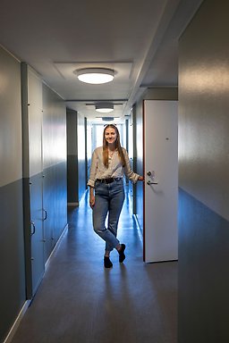 Emma i studentkorridoren.
