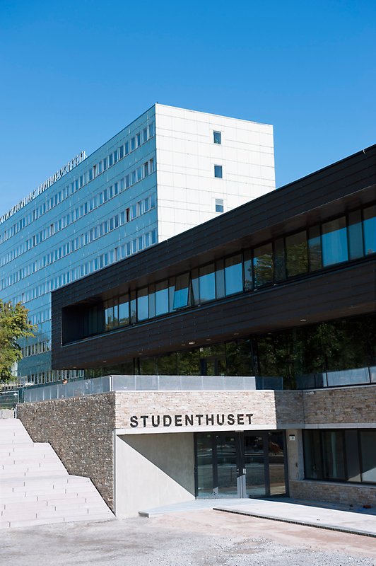Universitetets byggnader med studenthuset i förgrunden