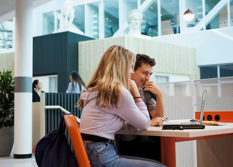 En kvinnlig och en manlig student på Stockholms universitet