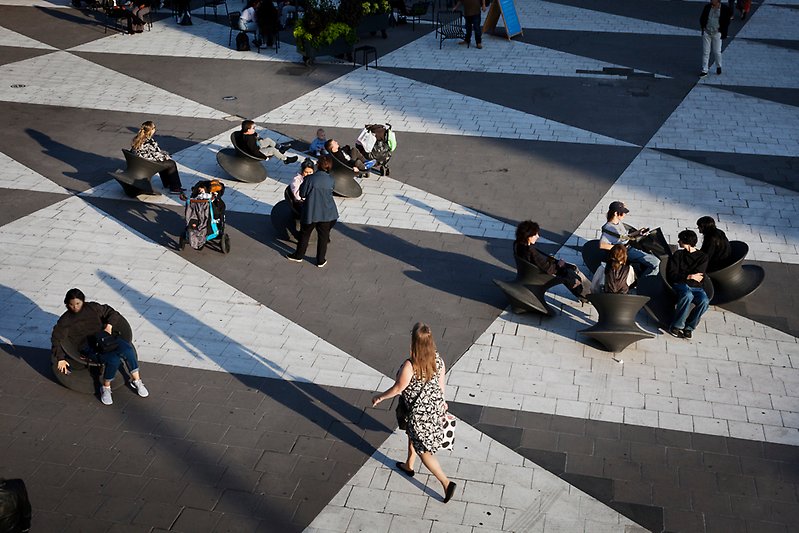 Människor i rörelse på Sergels Torg