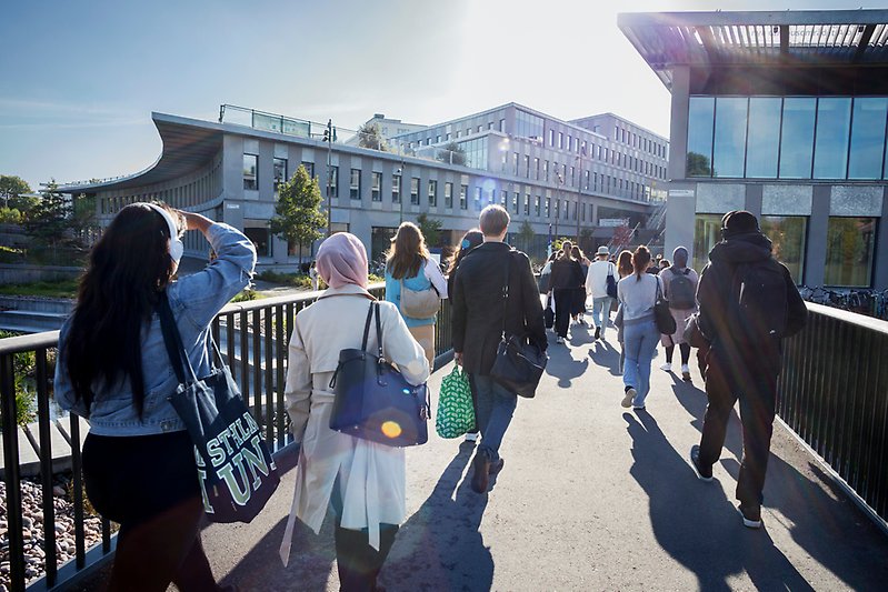 Studenter på gångbro på väg till Campus Albano.