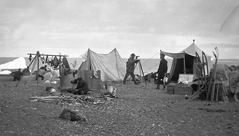 Nära
Hotellneset i Adventfjorden mellan 20 juni och 5 september 1896. Gerard de Geer
med mätinstrumentet och till höger om honom står C.A. Hansson.