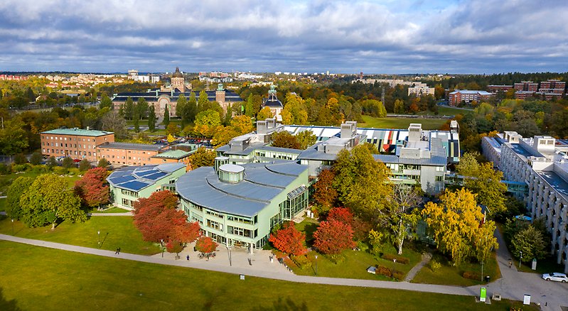 Drönarbild över Stockholms Universitet i höstskrud.