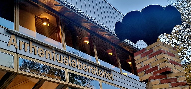 Building with facade sign Arrheniuslaboratoriet. Artwork looking lika a cloud in the foreground.