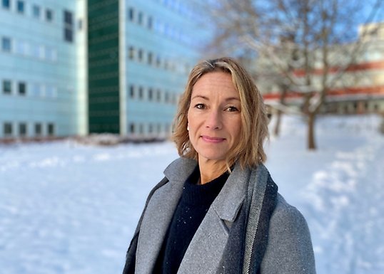 Josefin Nilsson utanför Stockholms universitet