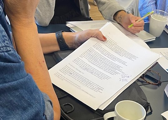 Lärare sitter tillsammans och läser och diskuterar kursplanen i sva