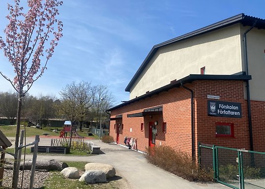 Förskolans gård och byggnad