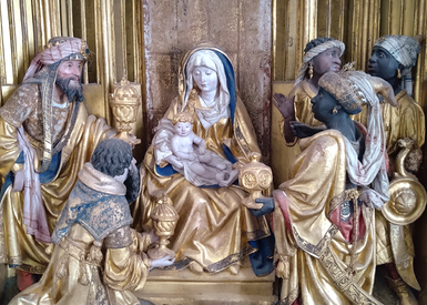 Skulpturer som föreställer Maria och Jesusbarnet omgivna av de vise männen.