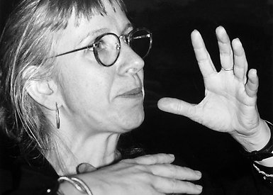 Suzanne Osten i närbild, svartvit bild