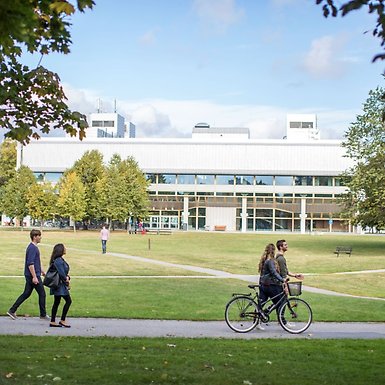 People walking in front of the Arrhenius laboratory