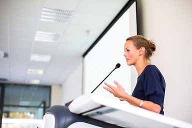 Kvinnlig student som håller en presentation.