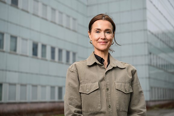 Johanna Finnström står utanför campushuset på Frescati.