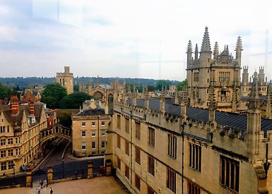 Vy över byggnader och gård vid Oxford universitet