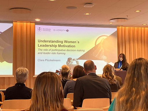 Clara presenterar sin avhandling inför publiken.