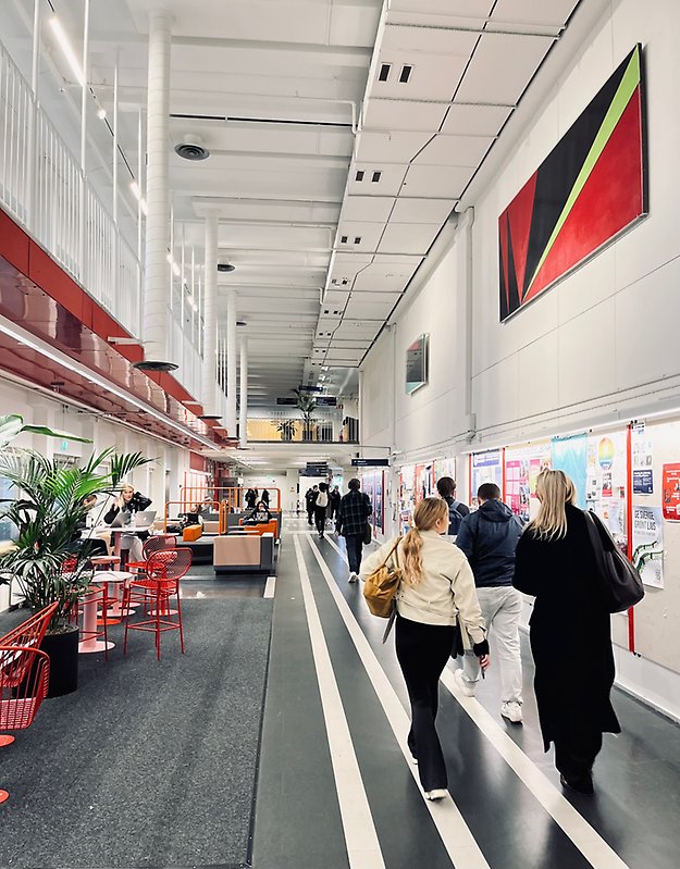 Studenter går i Galleriet i Södrahuset
