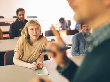 Lärare föreläser i seminarierum.