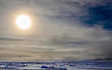 Stark sol, moln, snö och is.