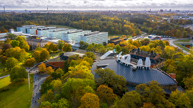 Drönarbild över Stockholms universitet i höstskrud.