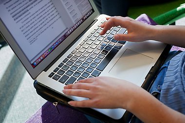 händer på datortangenter