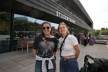 Biology students Lucie and Lilou outside Studenthuset.