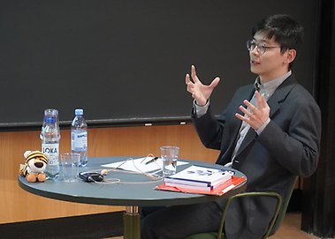 Qinglin Ouyang försvarar sin avhandling Essays on Household risk-takning. 