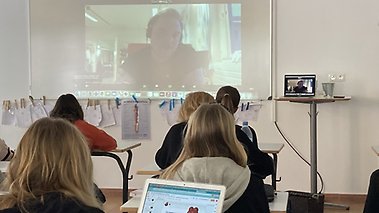Elever som lyssnar på Zoomföredrag på skärm
