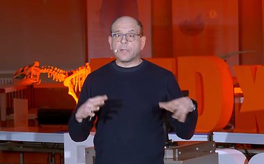 Jonathan Feldman talar på TEDx Brussels 2025. 